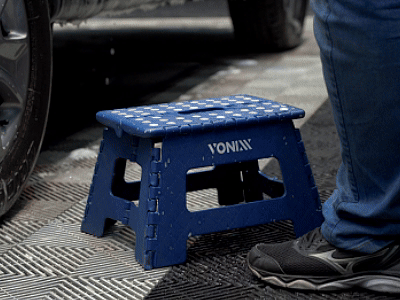 Vonixx opvouwbare detailing kruk tijdens autopoetsen