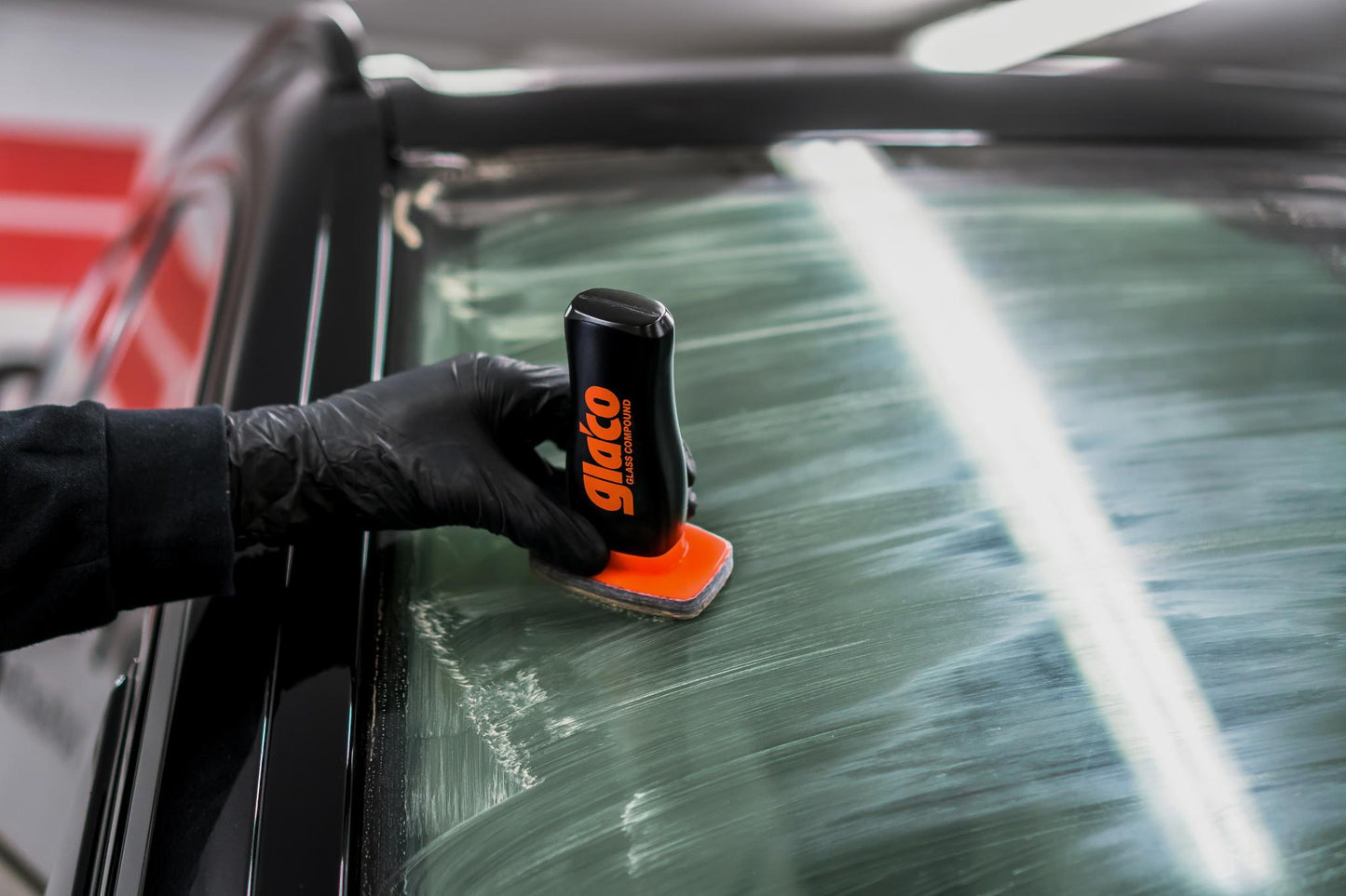 Soft99 Glaco Glass Compound Roll On aangebracht op autoruit